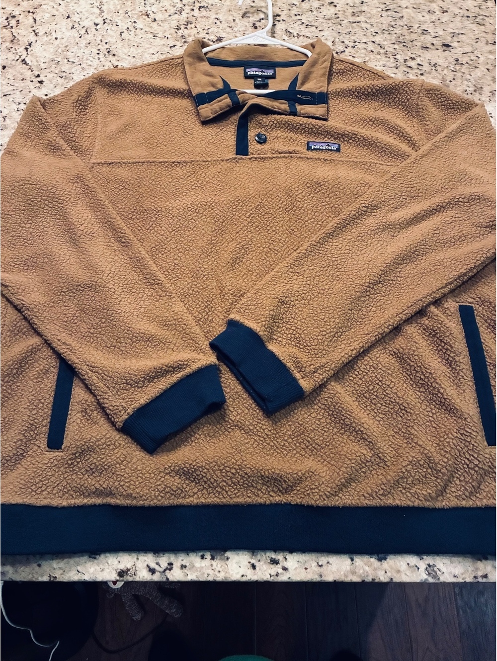 Patagonia brown fleece pullover with navy trim